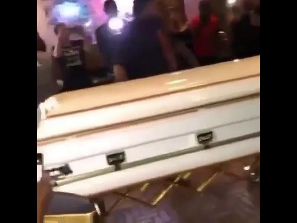 VIDEO. Bruid maakt wel heel opvallende entree op haar trouwfeest