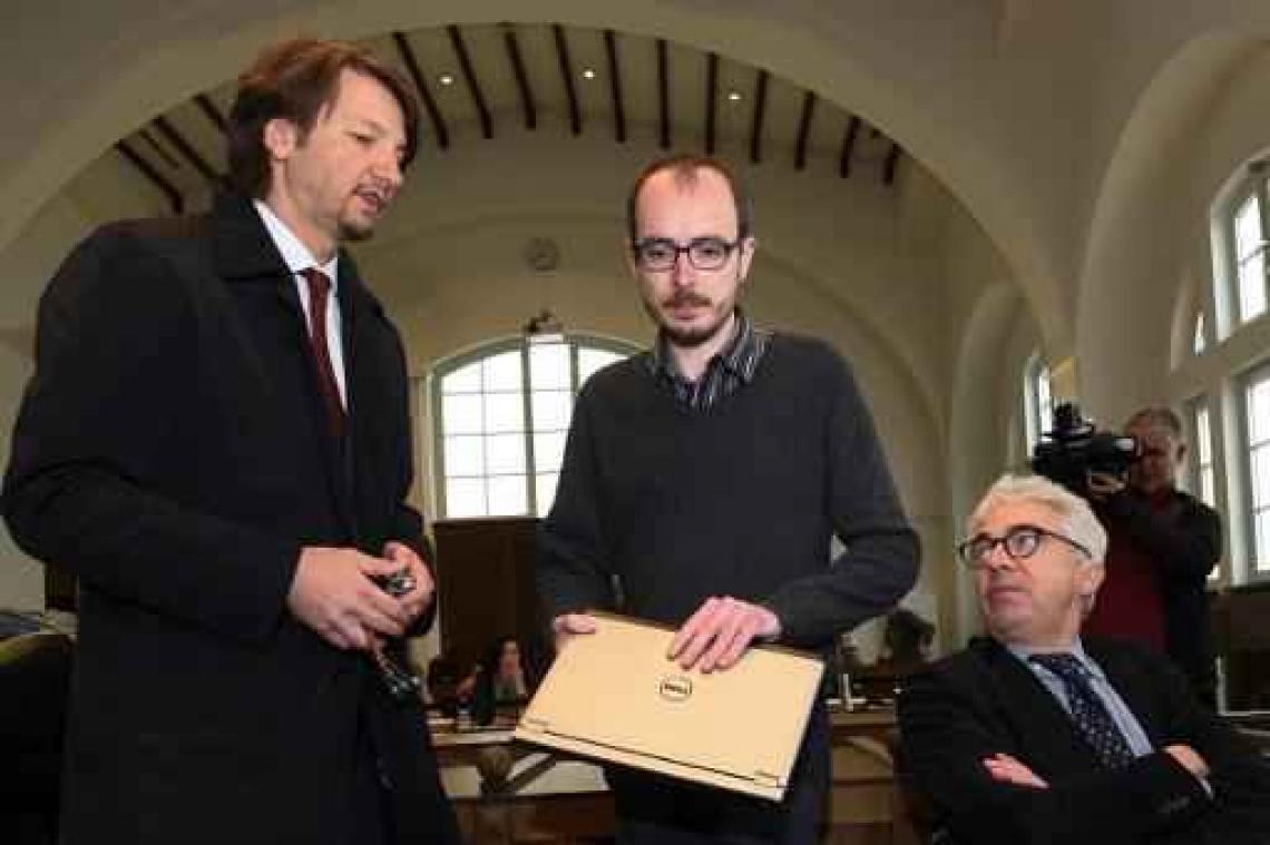 Aangeklaagde klokkenluiders bepleiten onschuld in proces