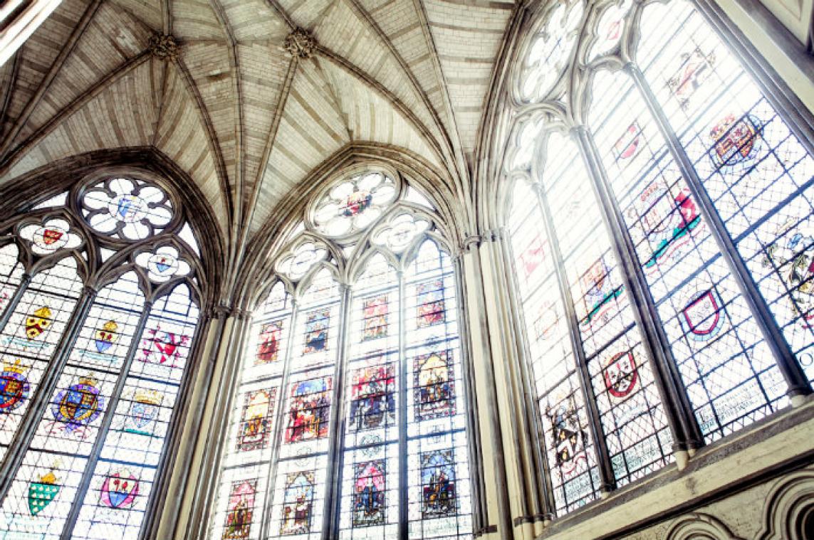 Vrouw spot x-rated glasraam in kerk
