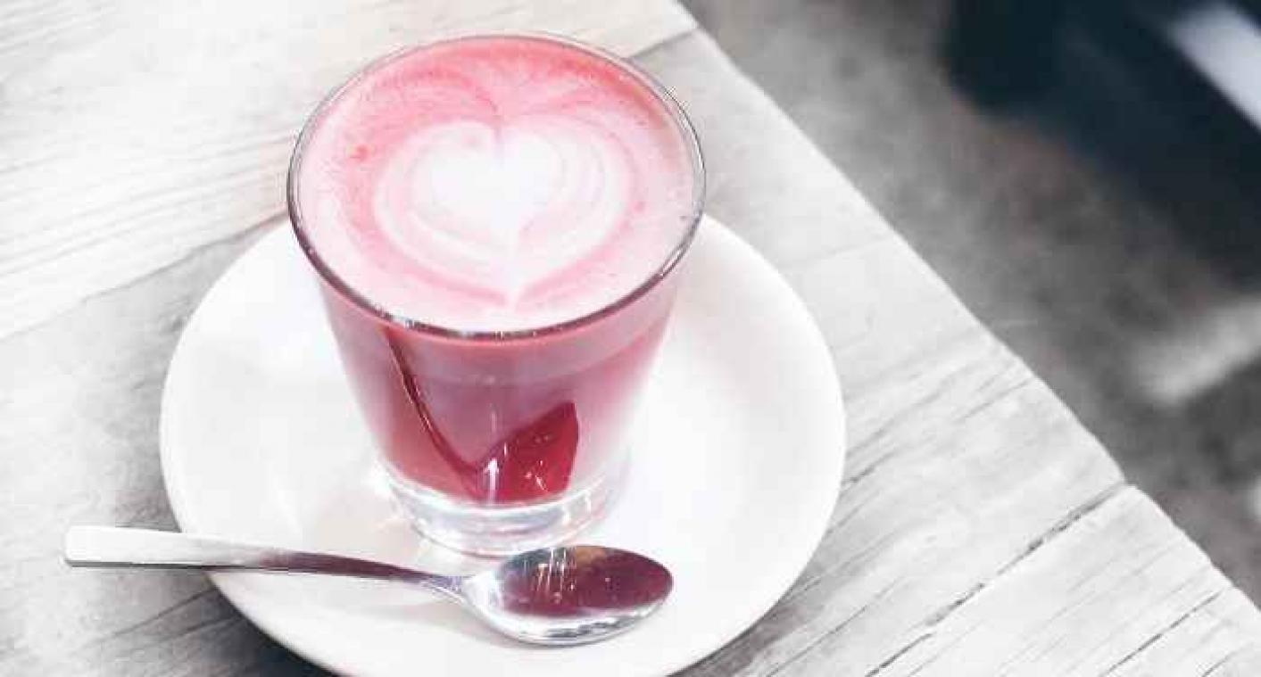 Knalroze koffie met biet is nieuwste foodietrend