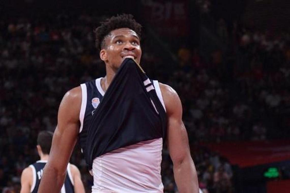 Giannis Antetokounmpo leidt Milwaukee met triple-double naar winst tegen Portland
