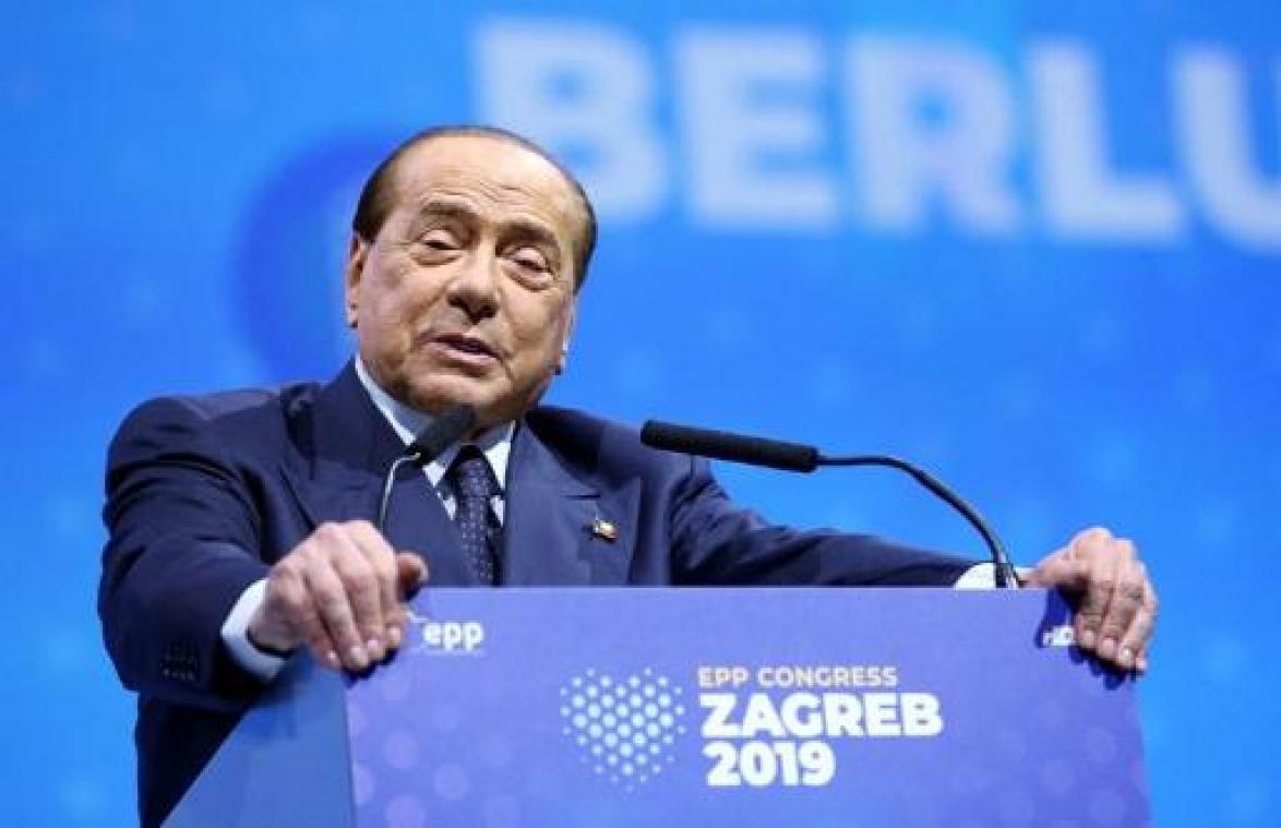 Berlusconi in het ziekenhuis na val op congres