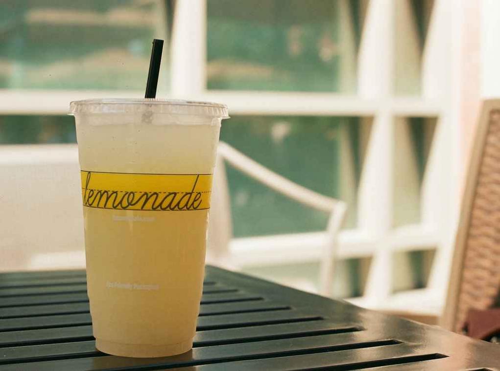 Amerikaanse jongen verkoopt limonade en koekjes om adoptie te betalen