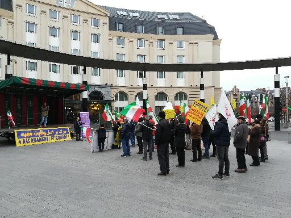 Dertigtal mensen betogen tegen repressie protesten in Iran