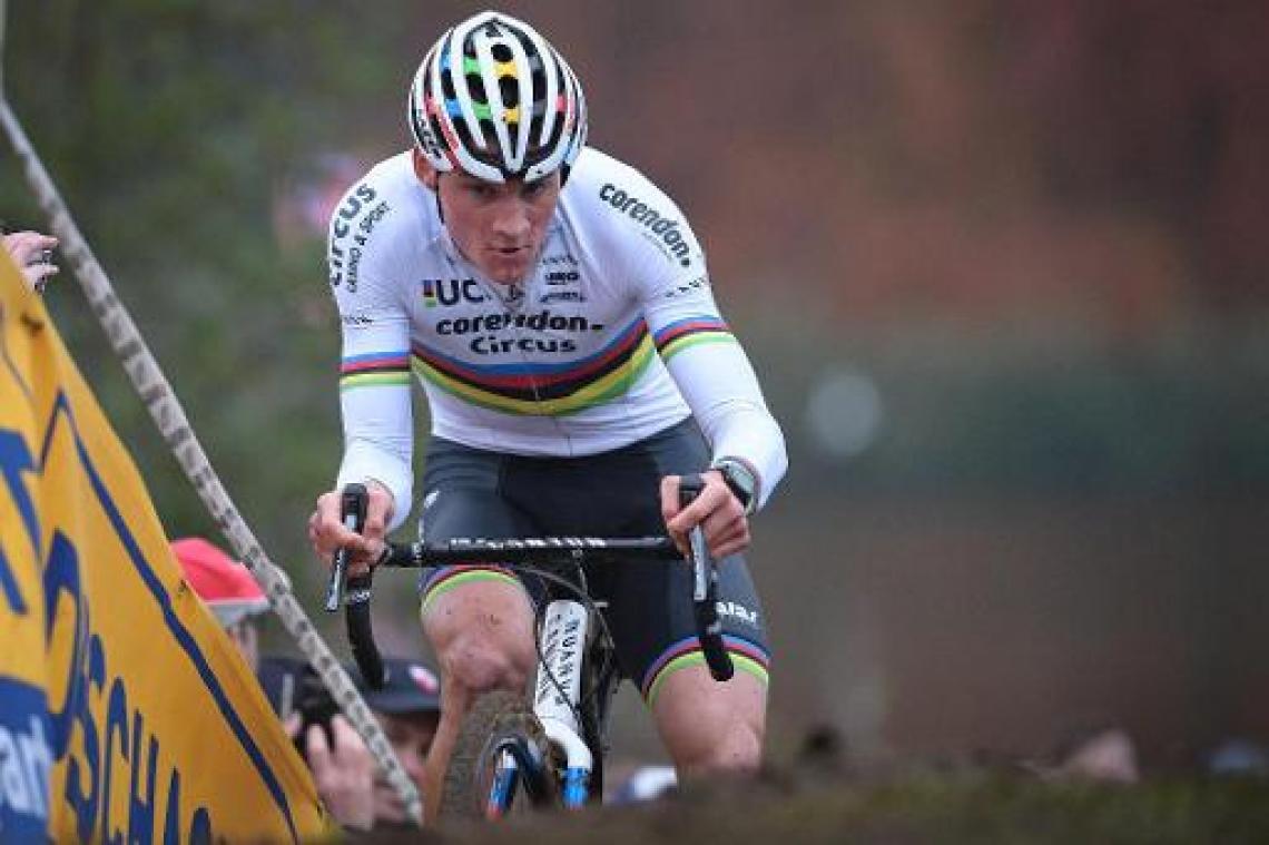 WB veldrijden Koksijde: Mathieu van der Poel domineert opnieuw na inhaalrace