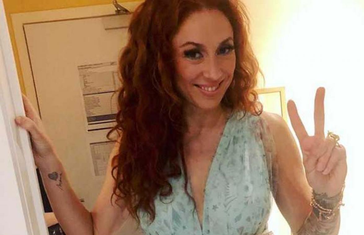 Zwangere Natalia toont haar buikje tijdens intensieve yogasessie