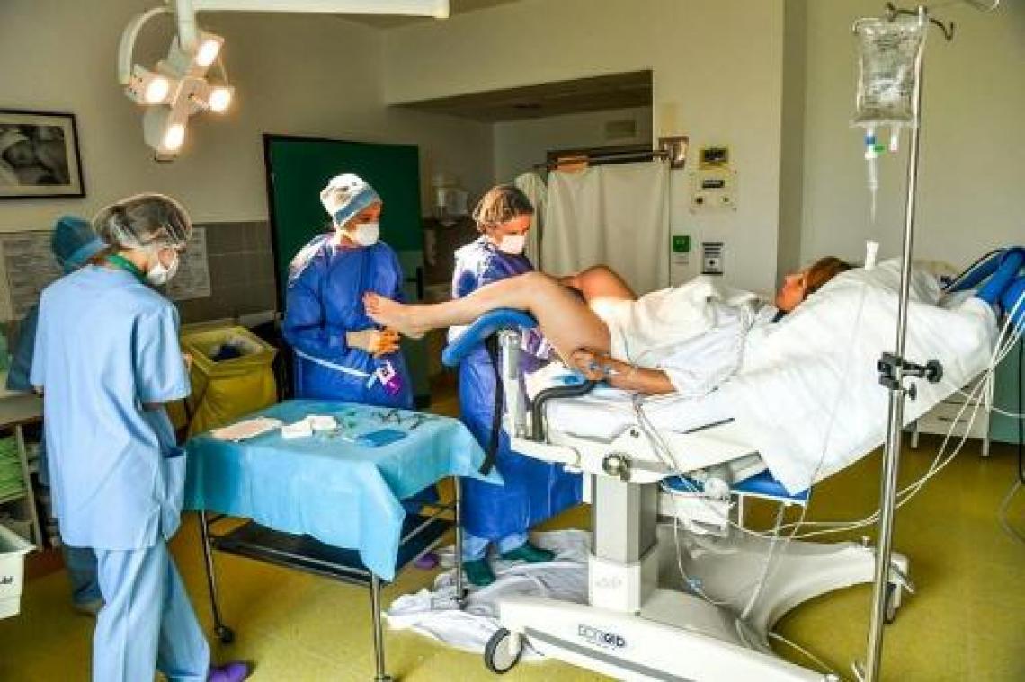 Zowat 750 zorgverleners roepen parlement op abortuswet niet te versoepelen