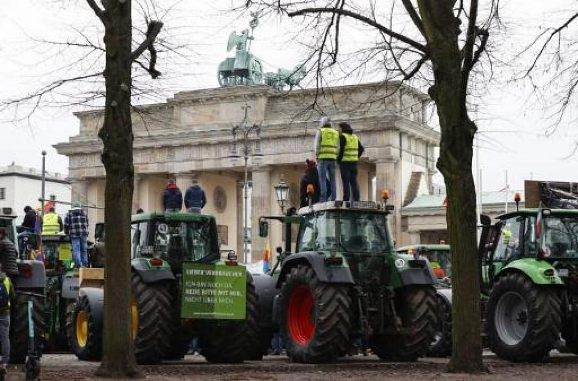 Duizenden boze boeren betogen in Berlijn