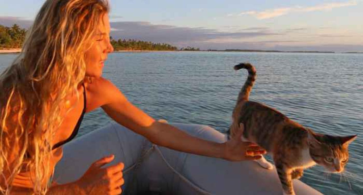 Deze vrouw maakt een wereldreis met haar zeilboot en ... haar kat