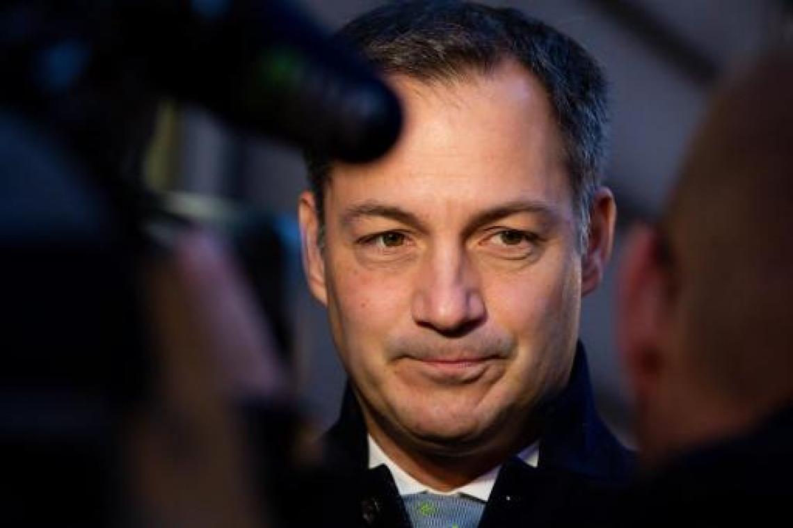 Minister De Croo eist duidelijkheid van organisaties over pedofiele pater