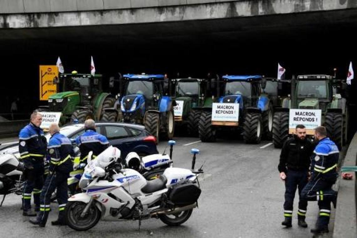 Boze boeren blokkeren deel van ring van Parijs
