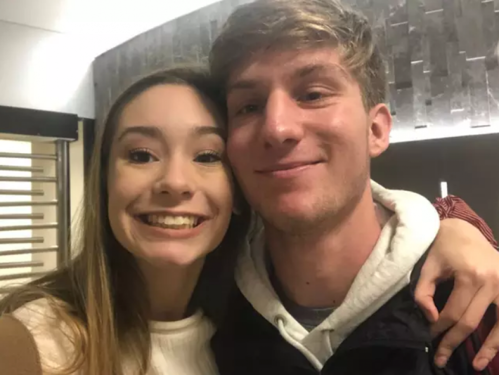 Vrouw probeert man te versieren, maar datet uiteindelijk zijn tweelingbroer