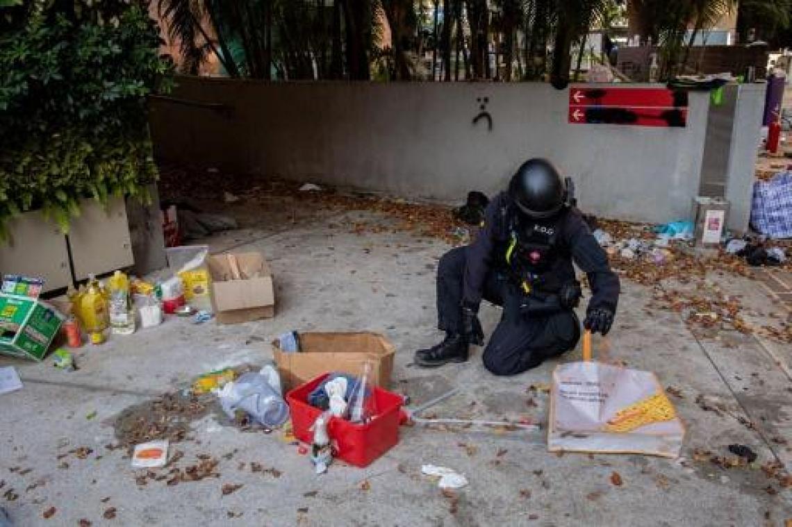 Onrust Hongkong - Politie verzamelt gevaarlijk materiaal op polytechnische universiteit na bezetting