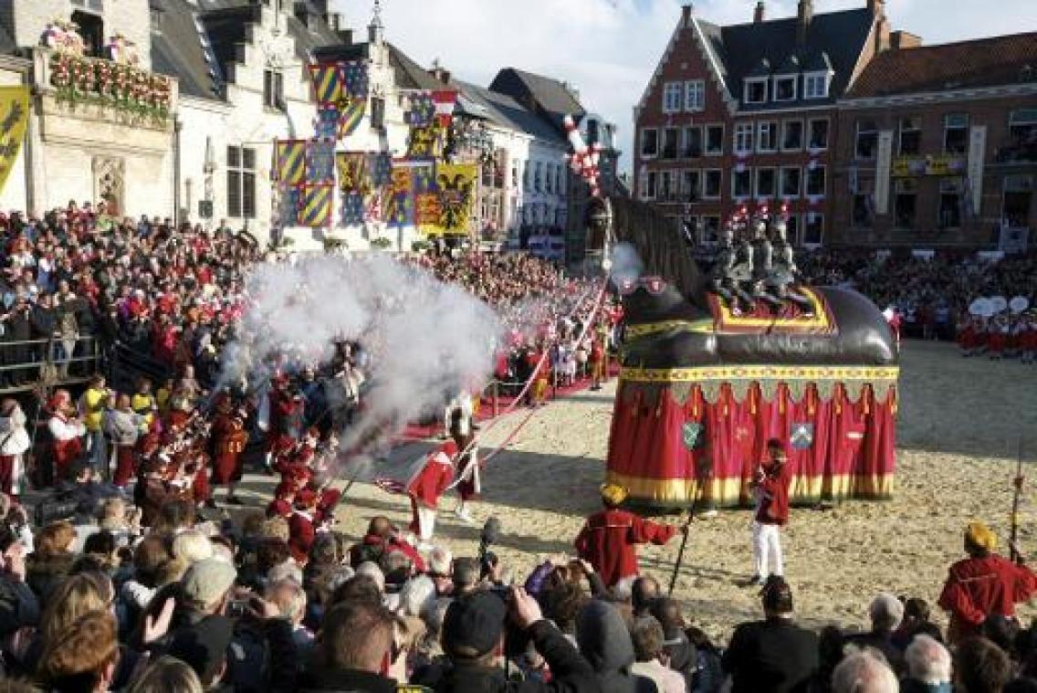 Honderden vroege vogels schuiven aan voor ticket voor Ros Beiaardommegang in Dendermonde
