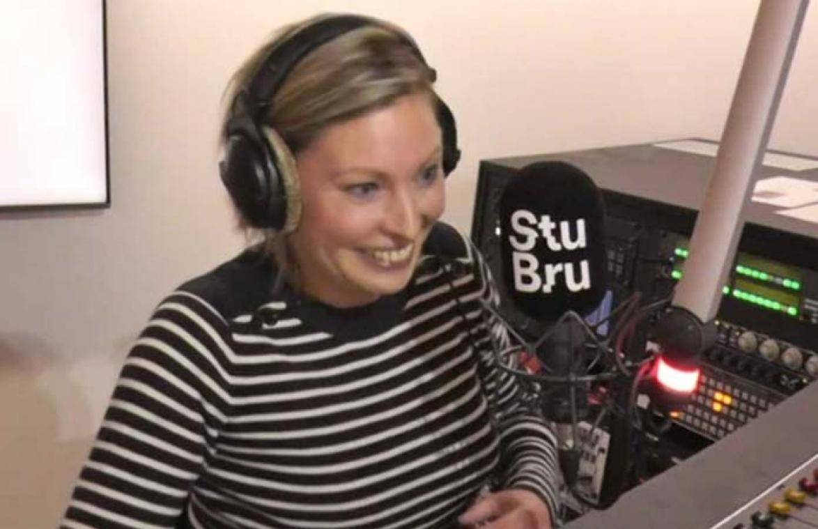 VIDEO. Roos Van Acker schatert van het lachen met eigen blunder op Studio Brussel