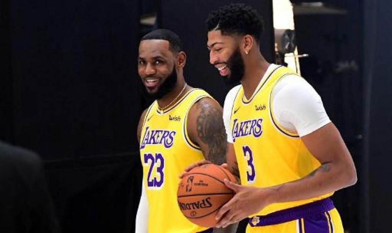 NBA - Anthony Davis en LeBron James leiden LA Lakers naar tiende zege op rij