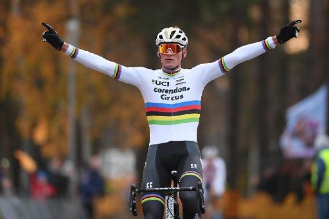 Mathieu van der Poel wint ondanks val opnieuw