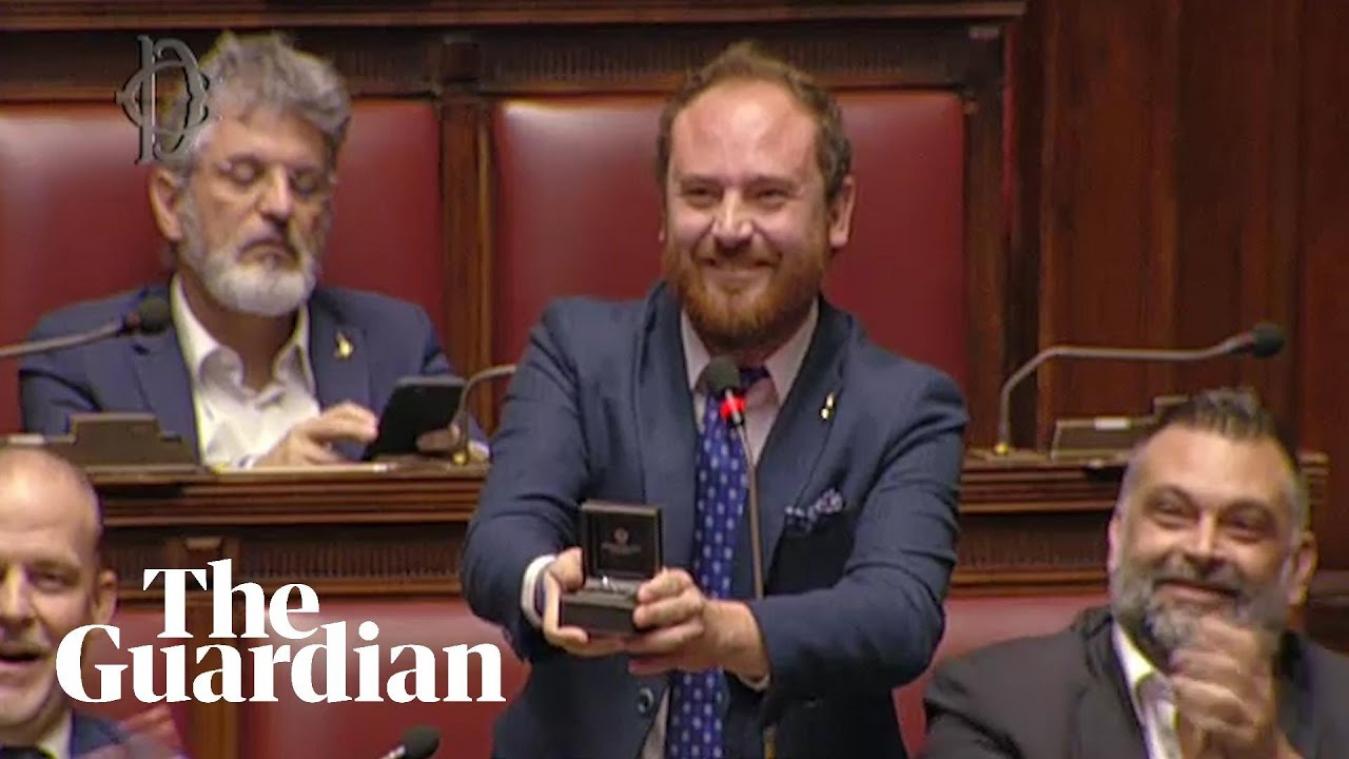 Voorzitter kan niet lachen met huwelijksaanzoek in parlement