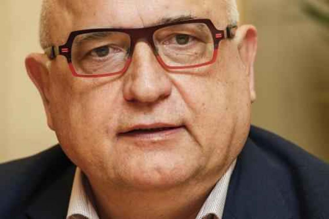 Rudy De Leeuw geeft links een tegenstem met "Ongelijkspel"