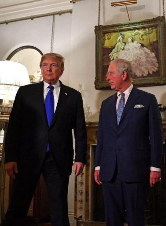 Honderden mensen protesteren tegen Trump aan Buckingham Palace