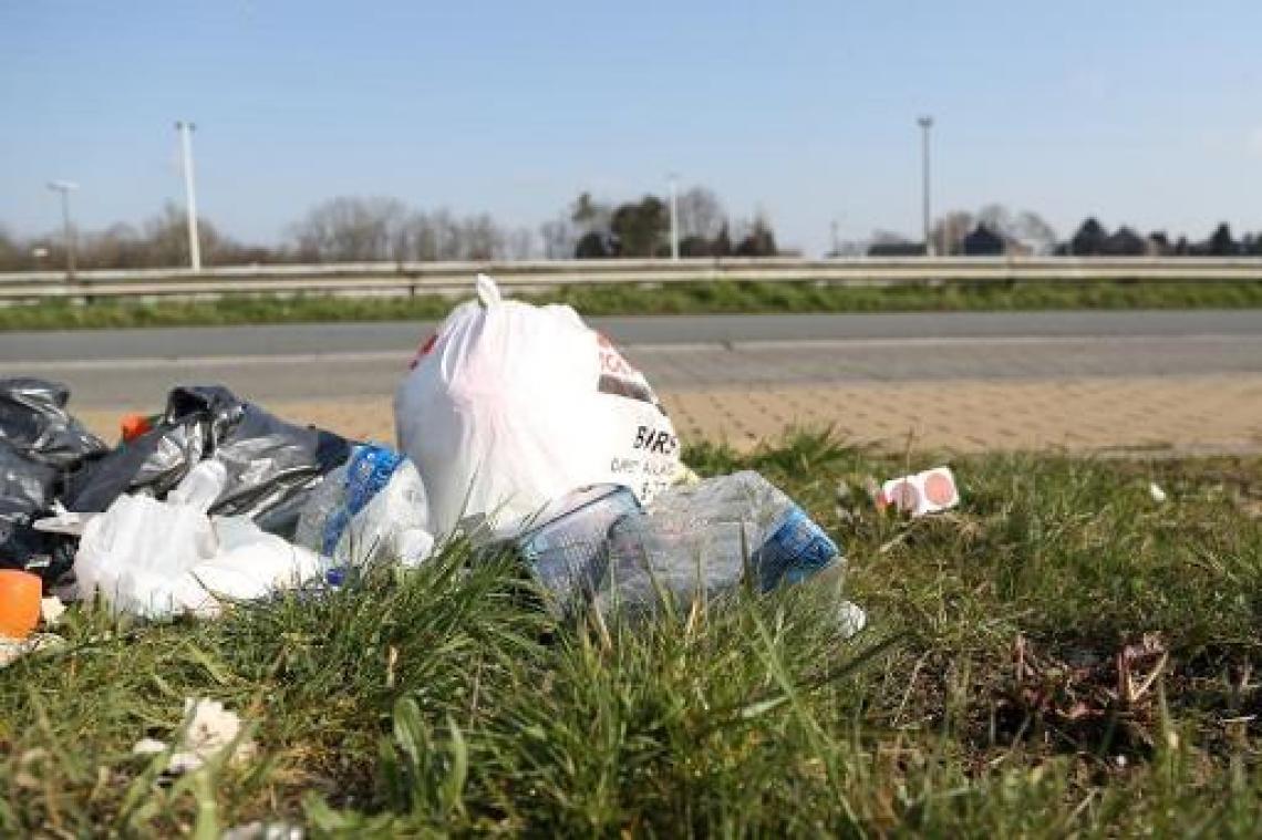 Agentschap Wegen en Verkeer haalt steeds minder zwerfvuil op langs gewest- en snelwegen
