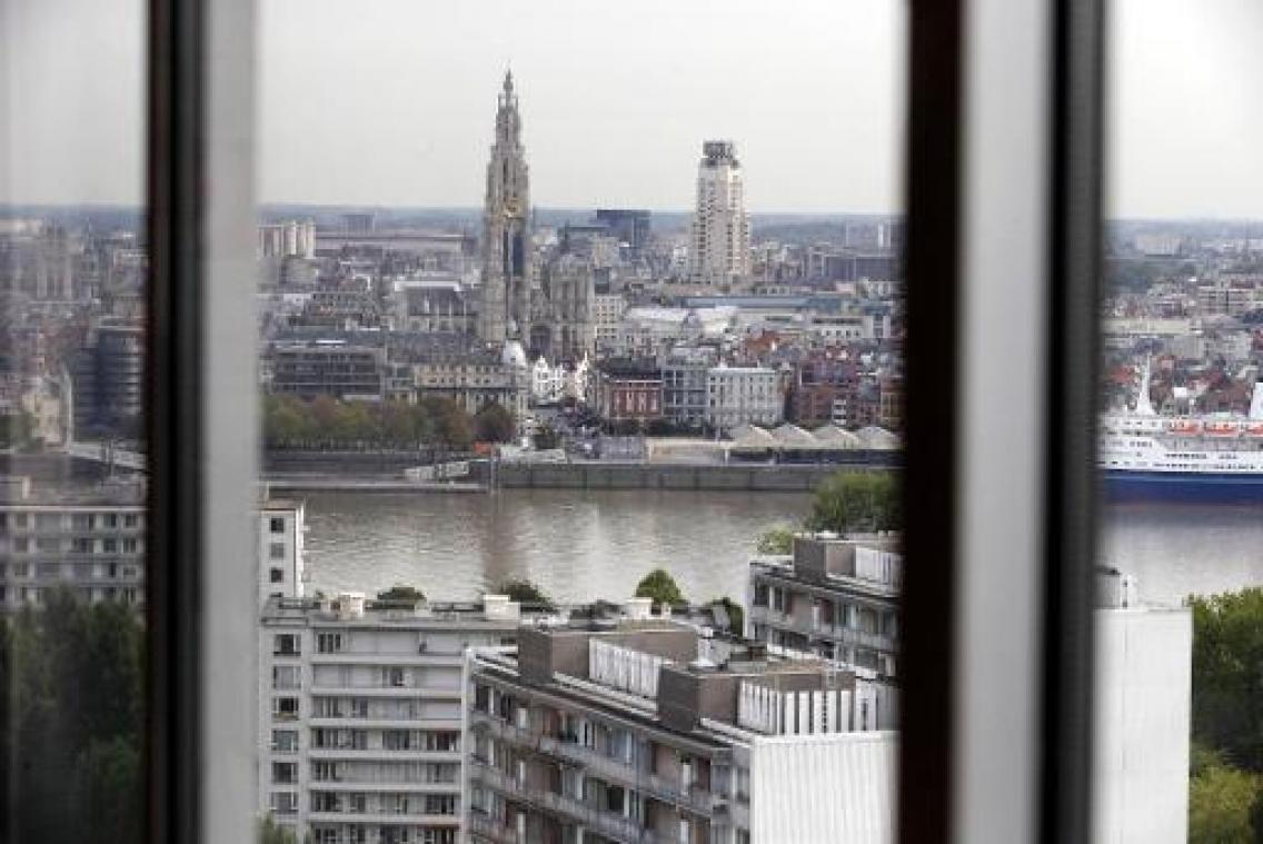 Antwerpse Boerentoren niet voor 2024 weer gebruiksklaar, KBC overweegt verkoop