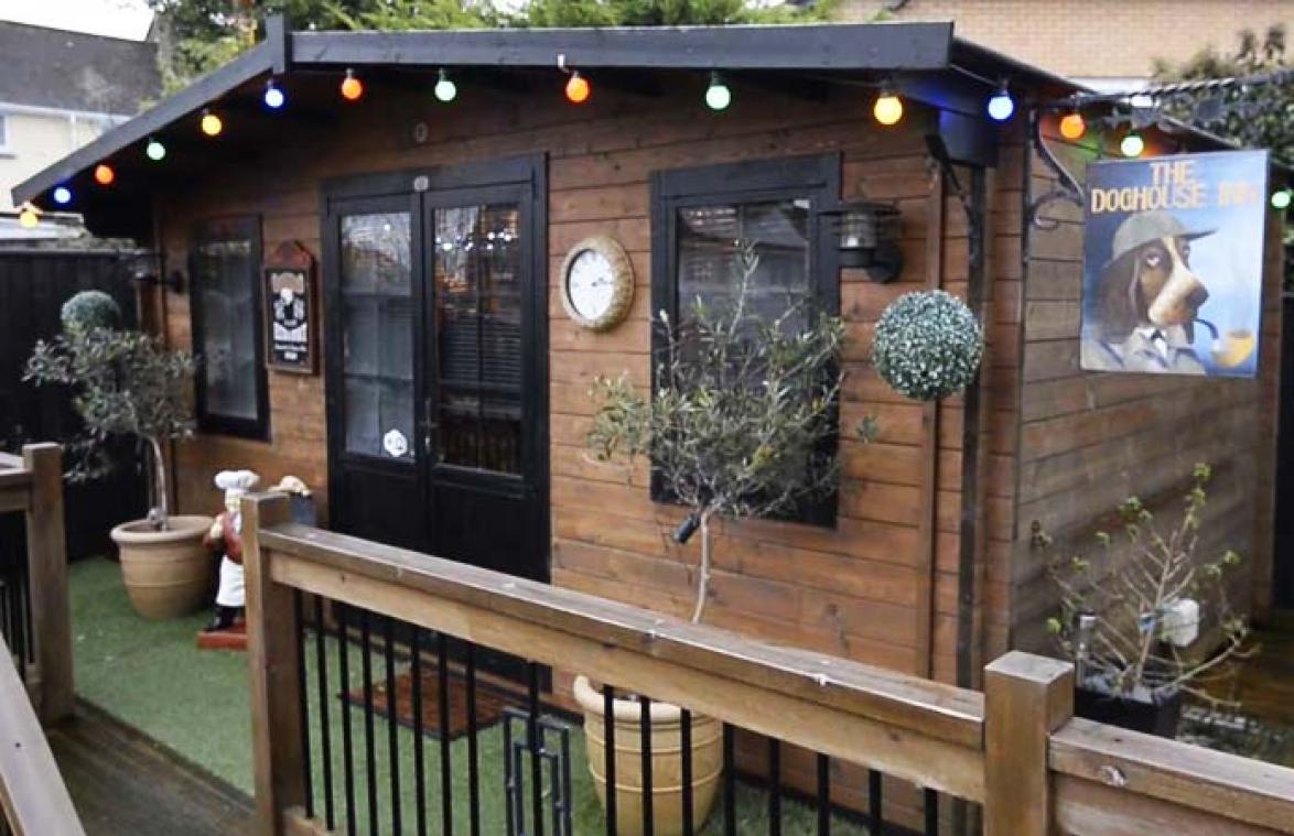 Vrouw bouwt café in tuin omdat haar man te vaak op de lappen gaat