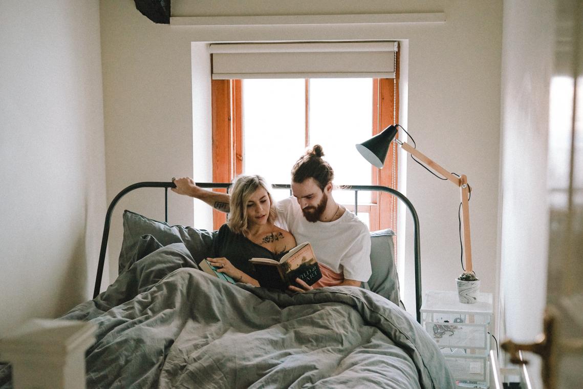 Irritante mensen slapen rechts in bed