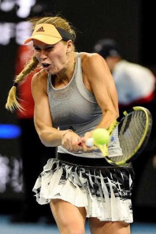 Caroline Wozniacki bergt tennisracket op na Australian Open