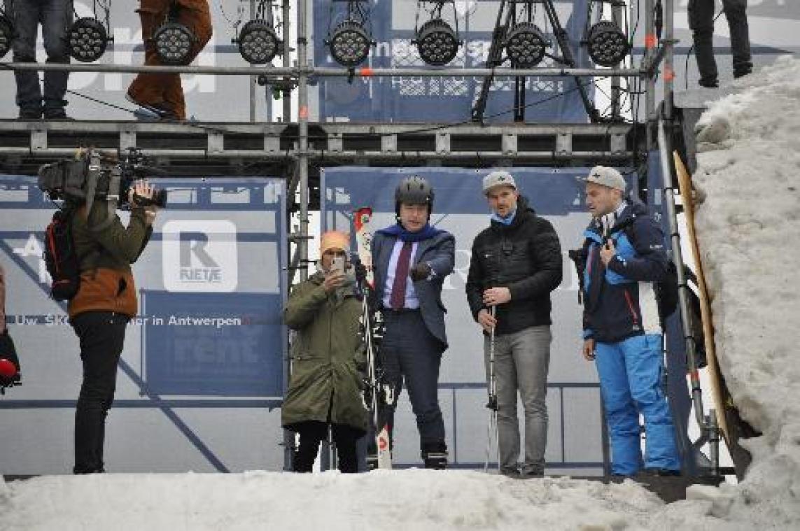 Bart De Wever opent Belgisch ski- en snowboardkampioenschap met vlotte afdaling