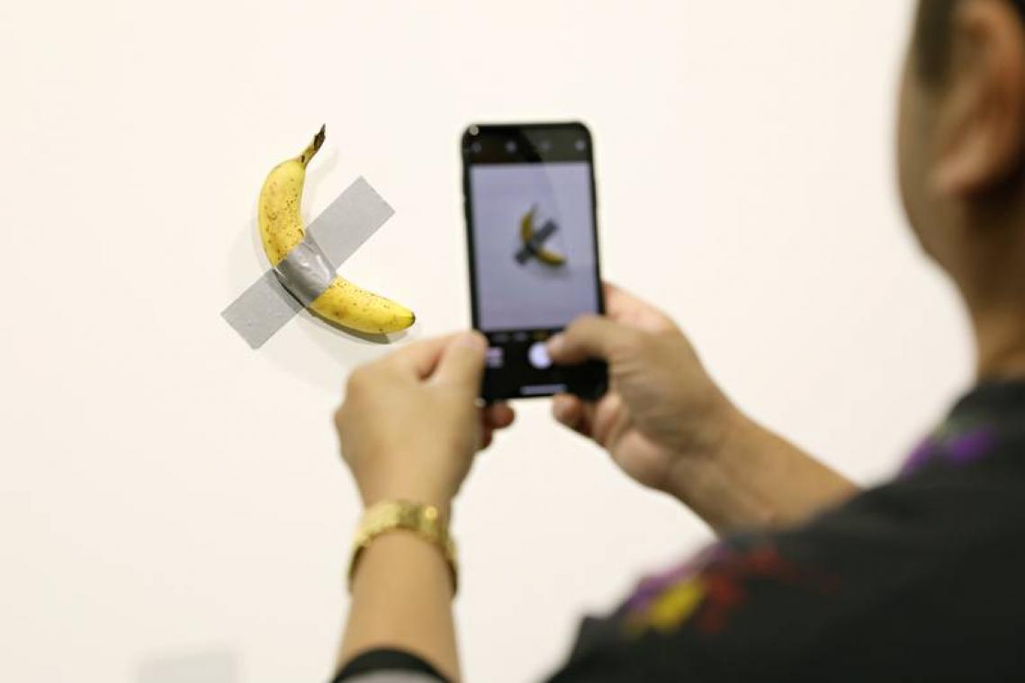 BIZAR. Kunstenaar eet kunstwerk van 150.000 dollar: een aan de muur geplakte banaan