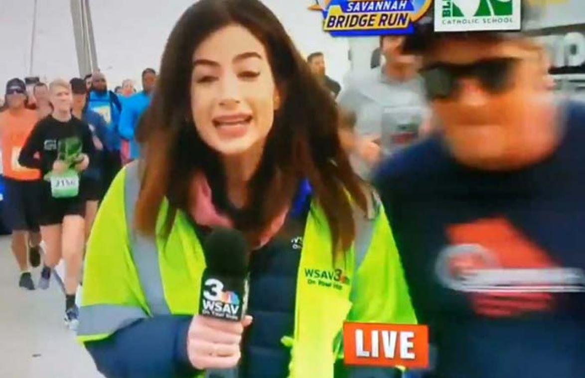 VIDEO. Journaliste krijgt live op tv klets op poep van passant: "Je hebt me vernederd"