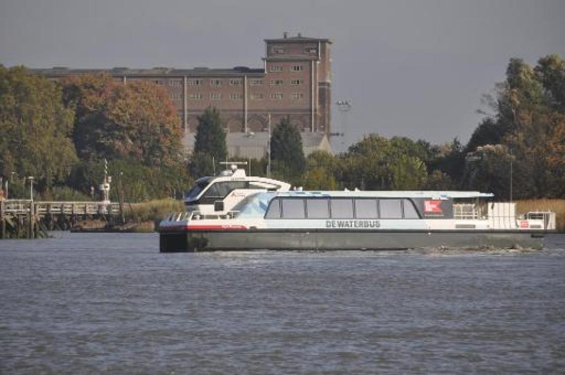 Steiger op Linkeroever weer in gebruik, waterbus nog in herstel