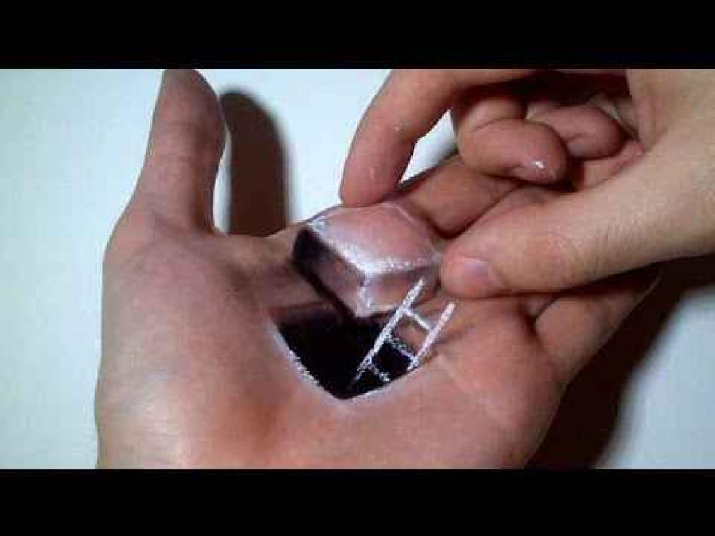 3D-kunstenaar tekent levensecht gat in zijn hand