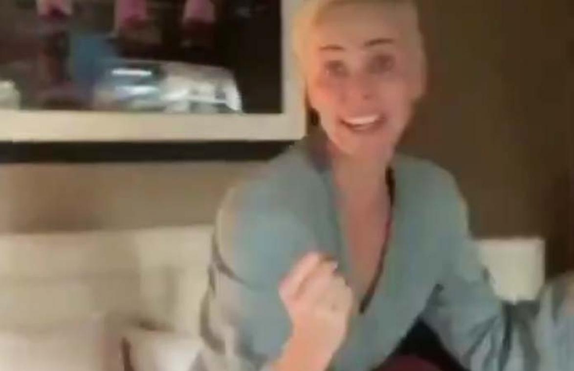 VIDEO. Charlize Theron toont per ongeluk meer dan ze wil tijdens nominatie-viering met vrienden