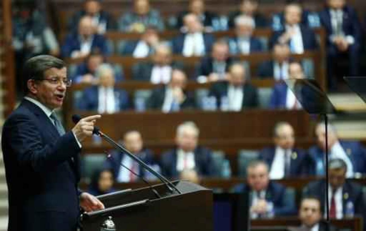 Turkse parlementsleden met elkaar op de vuist