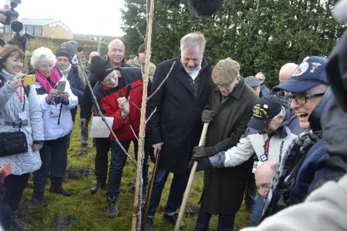 Duitse oud-luitenant en Amerikaanse veteranen vieren 75 jaar Ardennenoffensief in Bastenaken