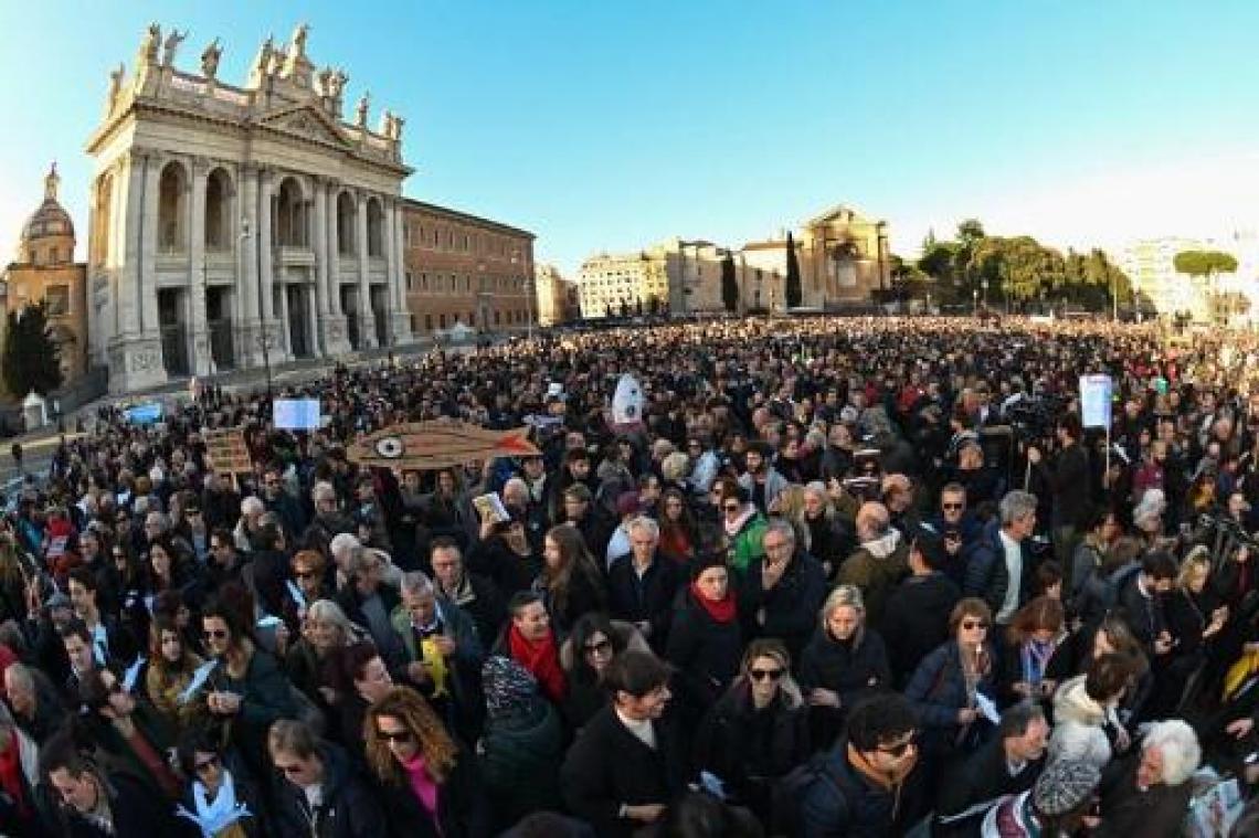 Tienduizenden 'Sardienen' overspoelen de straten van Rome