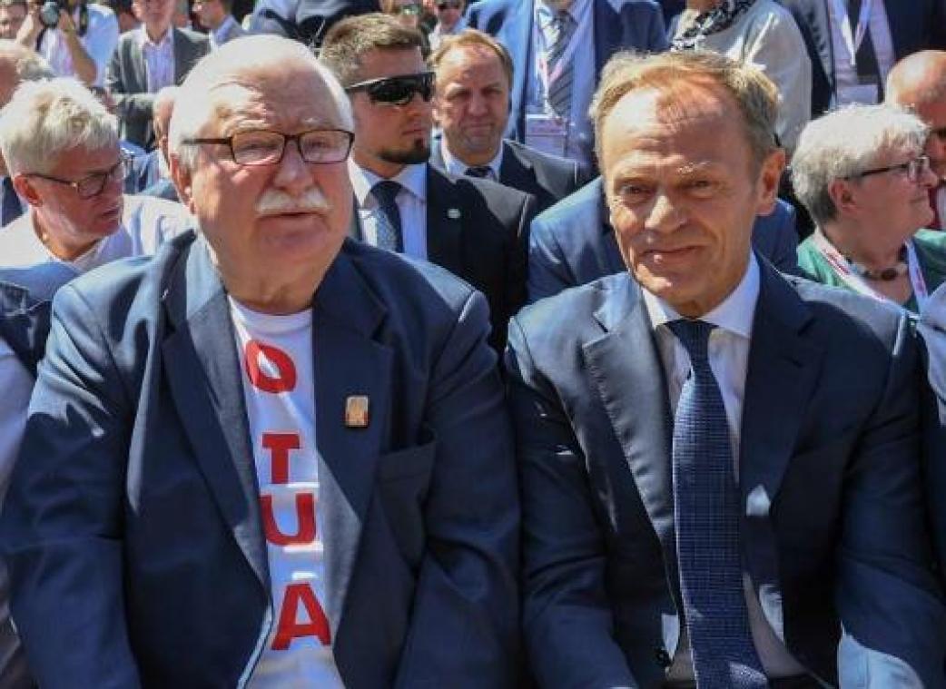 Tusk en Walesa roepen Polen op tot protest tegen justitiehervorming