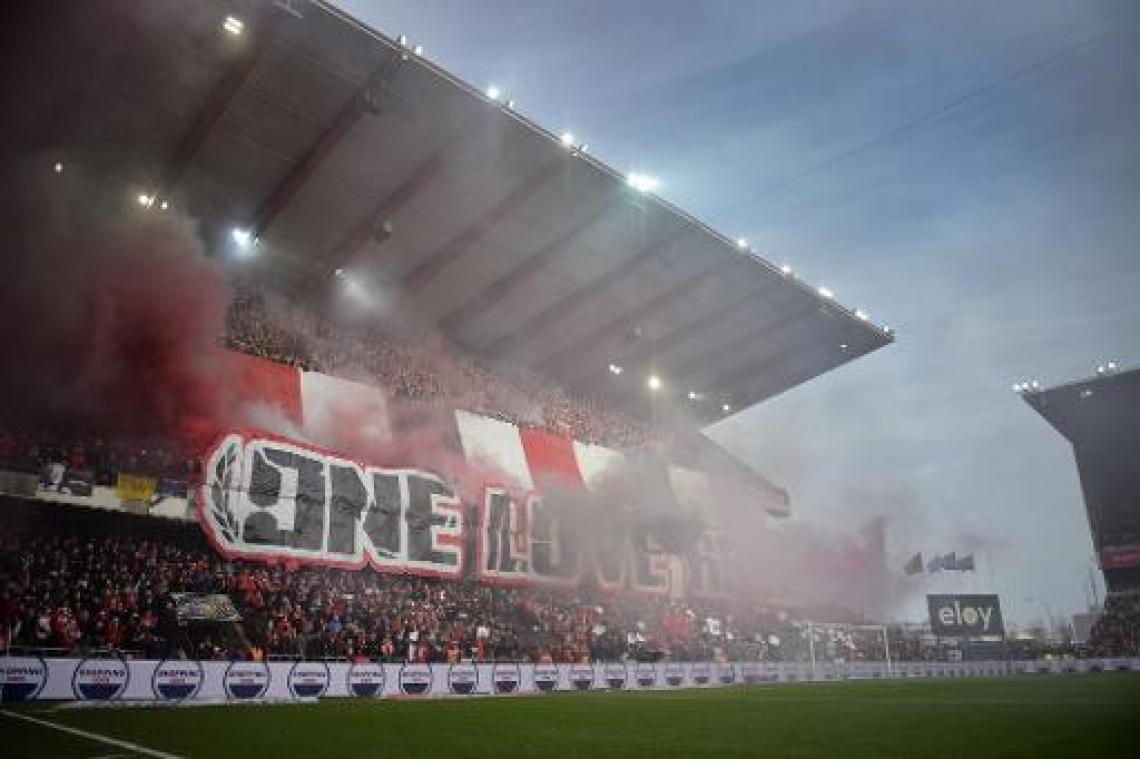 Supporters van Anderlecht vallen bus van Standard-fans aan