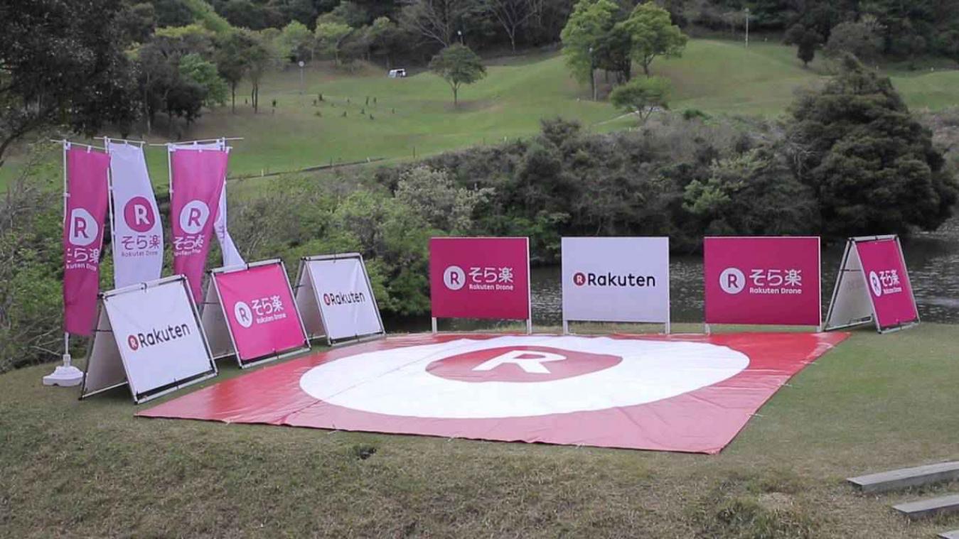 Drone bedient Japanse golfers met drank en snacks