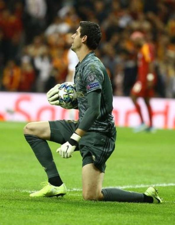 Belgen in het buitenland - Courtois helpt Real aan gelijkspel met kopbal