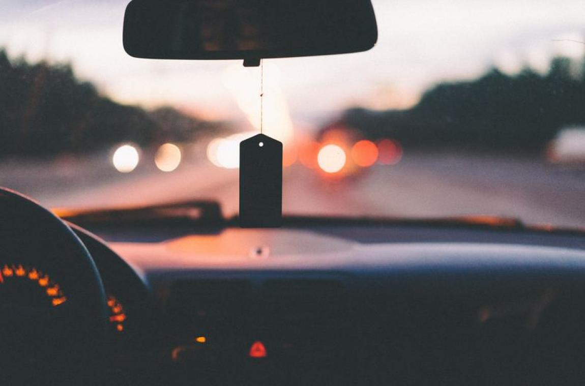 Man blaast auto op met luchtverfrisser