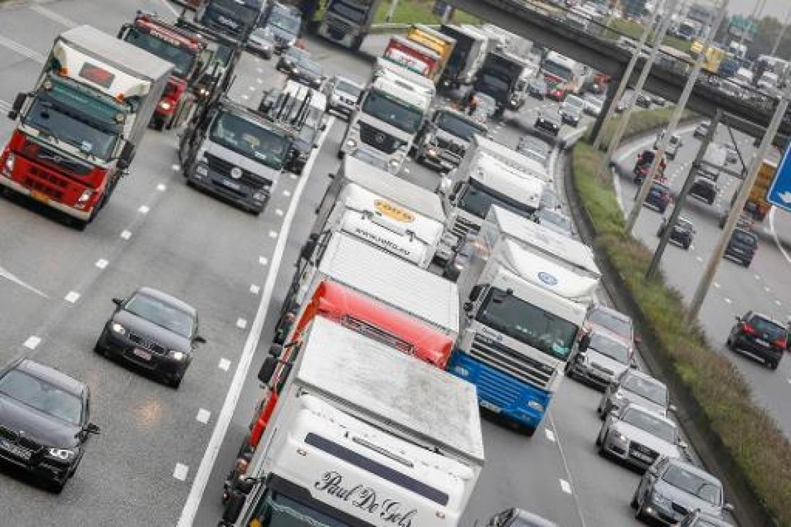 Duitsland maakt benzineprijzen duurder en treintickets goedkoper