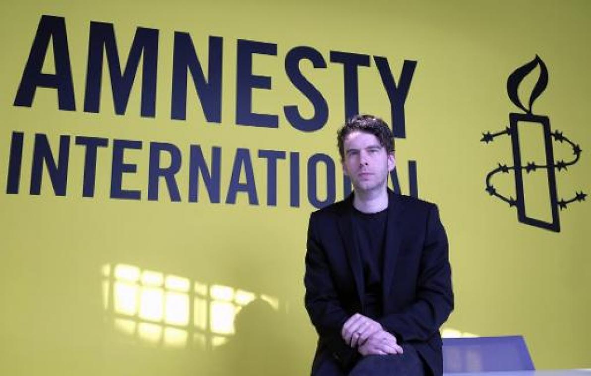 Amnesty International tekent stoep Iraanse ambassade vol met krijtlijken