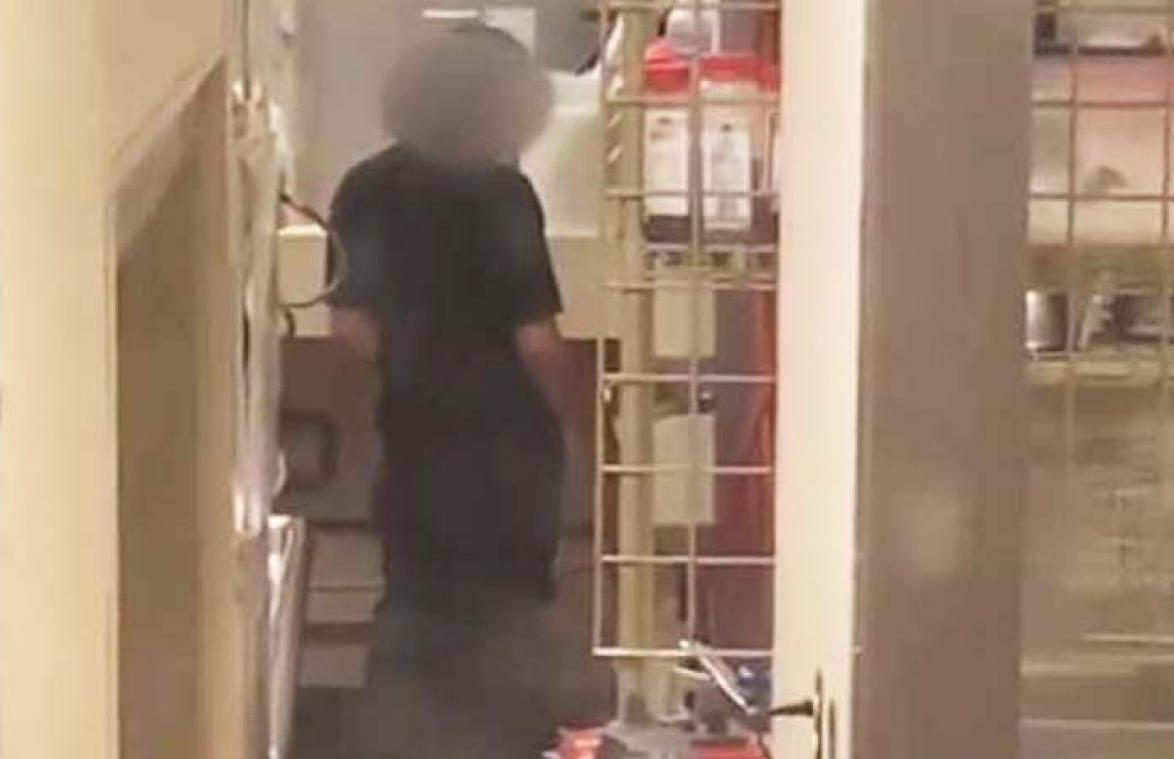 VIDEO. Restaurantmedewerker ontslagen nadat hij al plassend in de keuken gefilmd wordt