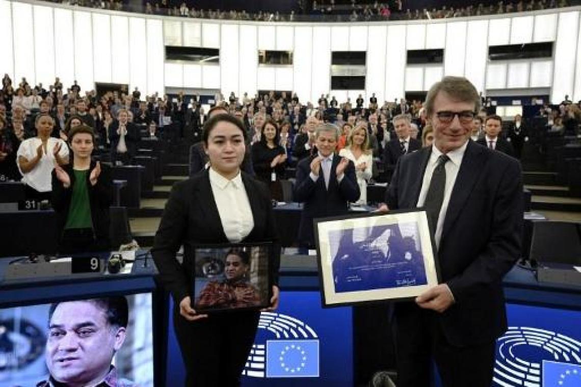 Dochter Oeigoerse geleerde Ilham Tohti neemt Europese Sacharovprijs in ontvangst