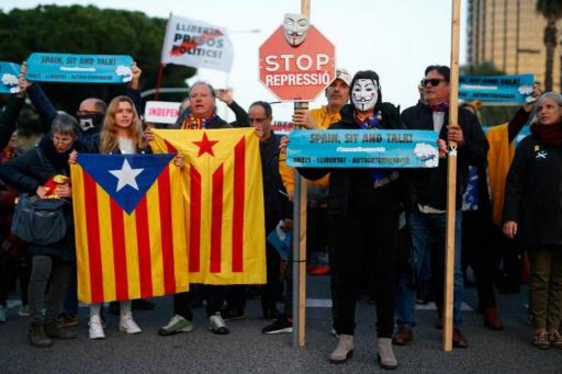 Honderden Catalaanse manifestanten blokkeren wegen naar Camp Nou in aanloop naar Clasico