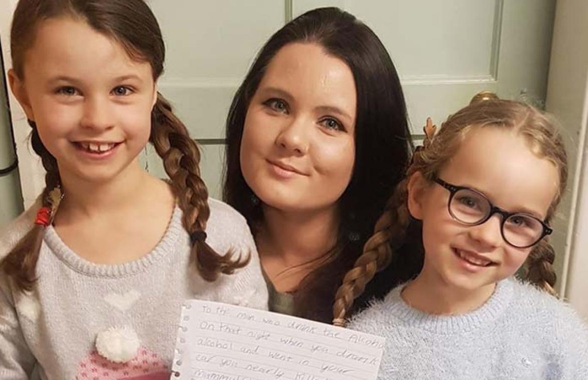 Meisje (8) schrijft hartbrekende brief aan dronken chauffeur die haar moeder bijna doodreed