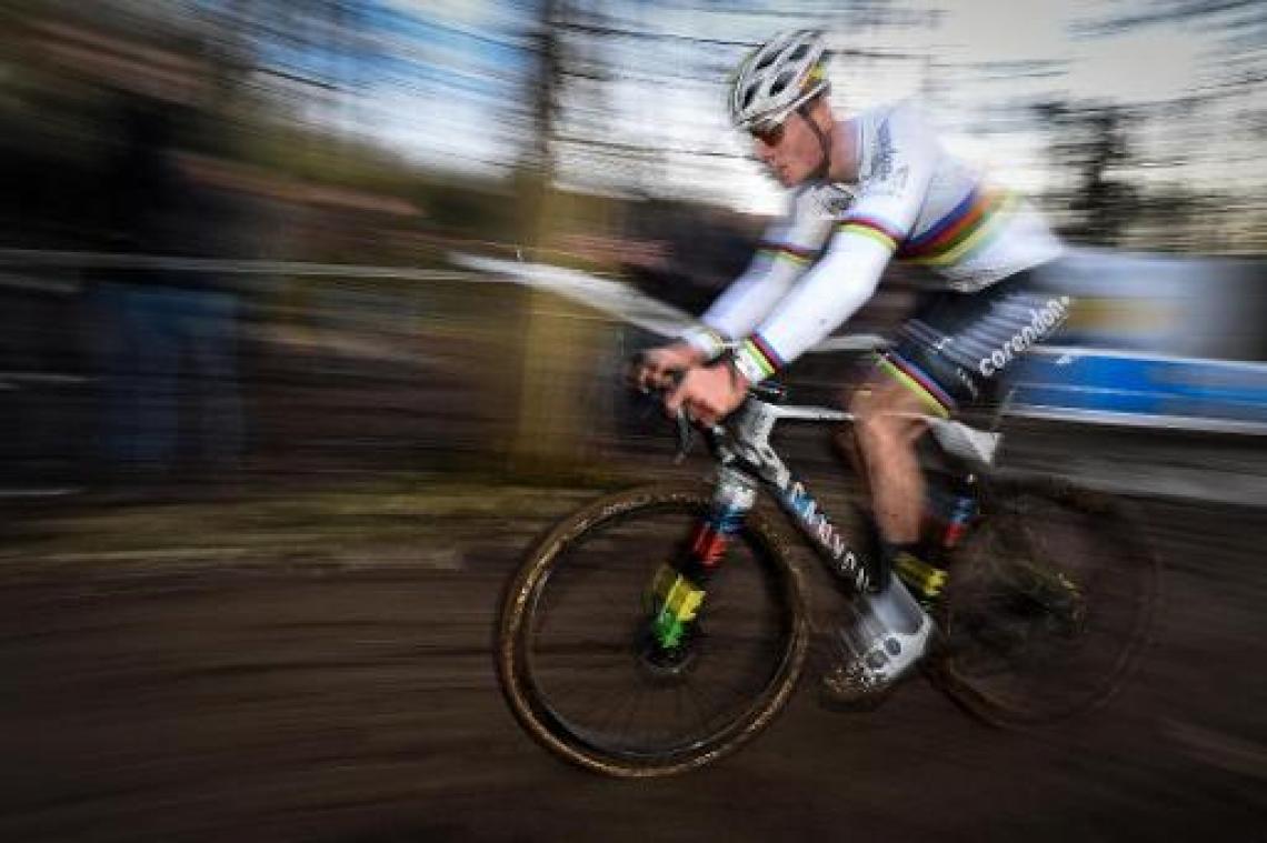 Mathieu van der Poel pakt de zege in Sint-Niklaas